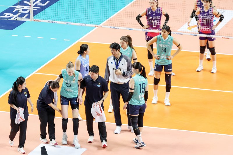 28일 오후 서울 중구 장충체육관에서 열린 프로배구 '도드람 2024-2025 V-리그' 여자부 GS칼텍스 서울KIXX와 흥국생명 핑크스파이더스의 경기에서 GS칼텍스 스테파니 와일러가 부상을 당해 코트를 떠나고 있다. 2024.11.28/뉴스1 ⓒ News1 민경석 기자