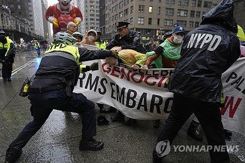 팔레스타인 전쟁 반대 시위대 체포하는 뉴욕 경찰 (출처=연합뉴스)