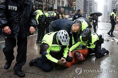 팔레스타인 전쟁 반대 시위대 체포하는 뉴욕 경찰 (출처=연합뉴스)