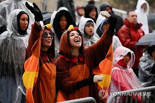 뉴욕 추수감사절 퍼레이드에 환호하는 관람객들 (출처=연합뉴스)