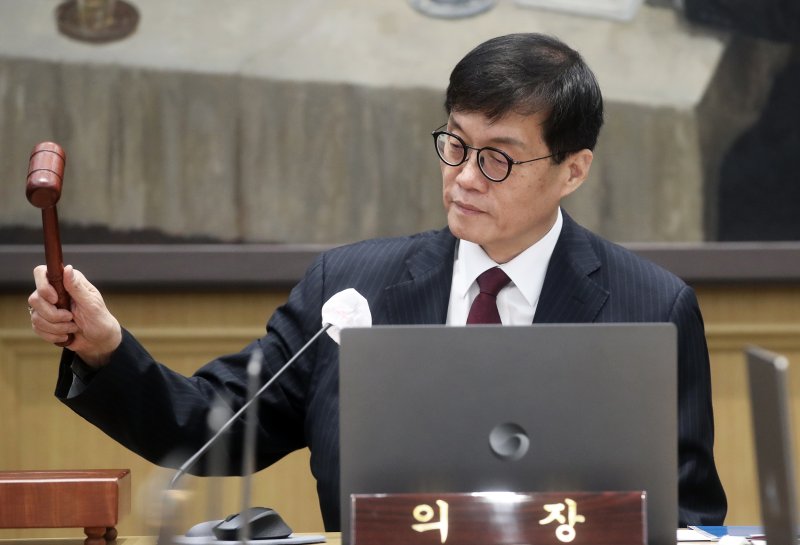 [서울=뉴시스] 사진공동취재단 = 이창용 한국은행 총재가 28일 오전 서울 중구 한국은행에서 열린 금융통화위원회에서 의사봉을 두드리고 있다. 2024.11.28. photo@newsis.com