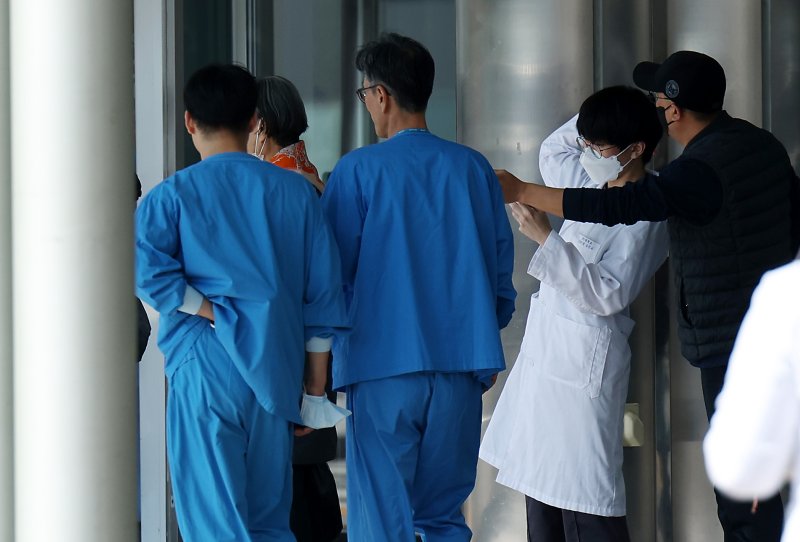 [서울=뉴시스] 김명년 기자 = 여야의정 협의체가 출범한 11일 오전 서울시내 한 대학병원에서 의료진이 이동하고 있다. 2024.11.11. kmn@newsis.com