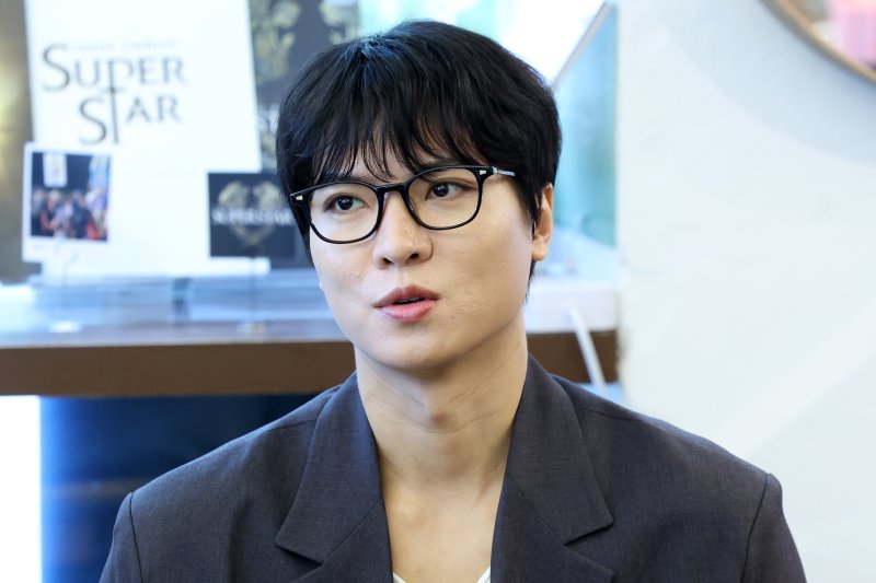 [서울=뉴시스] 박진희 기자 = 뮤지컬 '지저스 크라이스트 수퍼스타' 배우 백형훈(유다 역)이 서울 강남구 한 카페에서 라운드 인터뷰를 하고 있다. 2024.11.28. pak7130@newsis.com