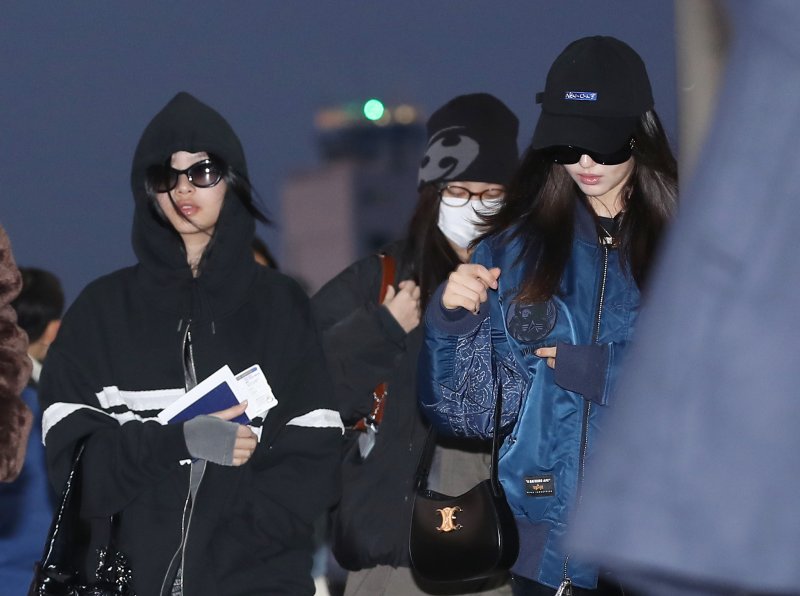 뉴진스, 전속계약 해지 후 첫 공식 일정 출국…다소 어두운 표정