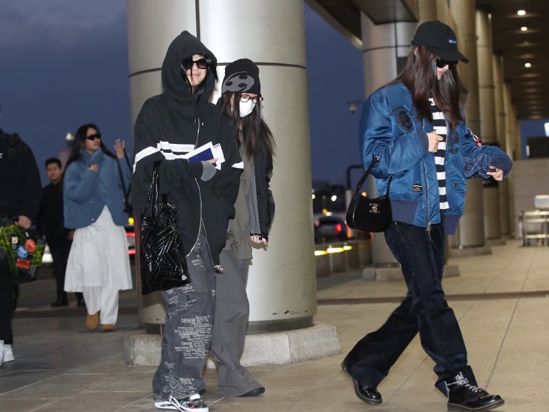 뉴진스, 전속계약 해지 후 첫 공식 일정 출국…다소 어두운 표정