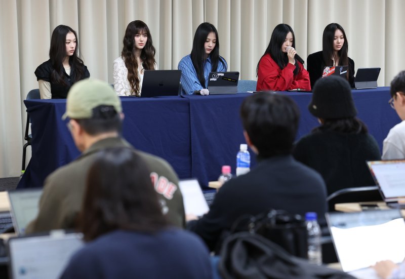 뉴진스, 전속계약 해지 후 첫 공식 일정 출국…다소 어두운 표정