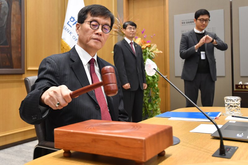 이창용 한국은행 총재가 28일 오전 서울 중구 한국은행에서 열린 금융통화위원회에서 의사봉을 두드리고 있다. 2024.11.28/뉴스1 ⓒ News1 사진공동취재단