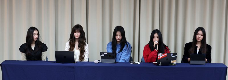 그룹 뉴진스가 28일 서울 강남구 스페이스쉐어 삼성역센터에서 어도어와의 전속계약 해지 관련 긴급 기자회견을 하고 있다. 왼쪽부터 해린, 다니엘, 하니, 민지, 혜인. (공동취재) 2024.11.28/뉴스1 ⓒ News1 권현진 기자
