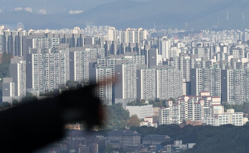 [서울=뉴시스] 김명년 기자 = 사진은 23일 오후 서울 남산에서 바라본 서울 시내. 2024.10.23. kmn@newsis.com