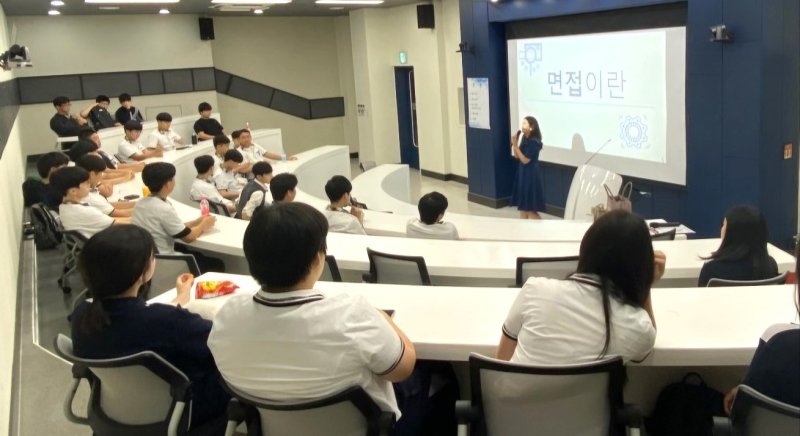 배재대 대학일자리플러스본부가 고용노동부의 ‘고교생 맞춤형 고용서비스 사업’으로 직업계고 학생 2000여명의 진로‧취업지원을 한 것으로 나타났다. 사진은 면접 스피치 모습. (배재대 제공)/뉴스1