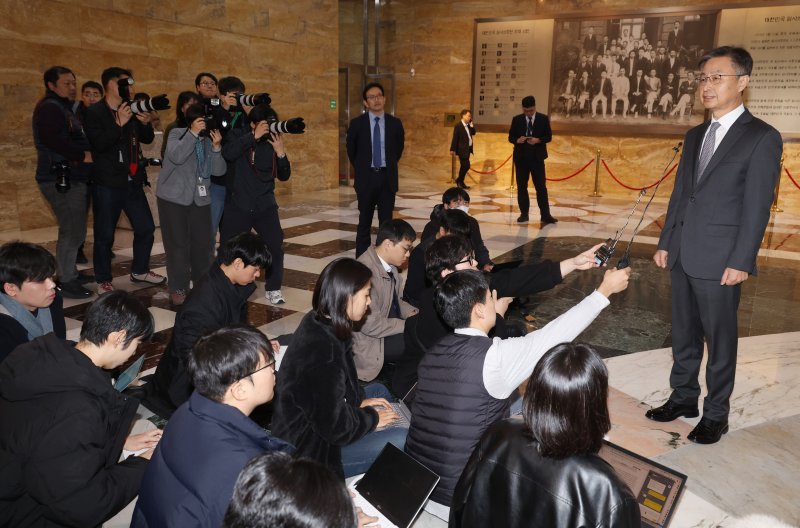 [서울=뉴시스] 조성봉 기자 = 최재해 감사원장이 29일 오전 서울 여의도 국회 로텐더홀에서 자신에 대한 탄핵 추진 관련 취재진의 질문에 답변을 하고 있다. 민주당은 다음 달 4일 본회의에서 이창수 서울중앙지검장과 최 원장 등에 대한 탄핵안을 처리한다는 방침이다. 2024.11.29. suncho21@newsis.com