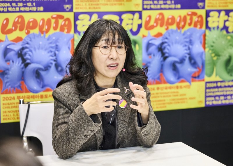 이수지 작가는 28일 인터뷰에서 "우리나라 창작자들의 들끓는 에너지가 한국 그림책만의 독특한 모양새를 만들어 가고 있다"며 "우리 작가들이 자랑스럽다"고 했다.(대한출판문화협회장 제공)