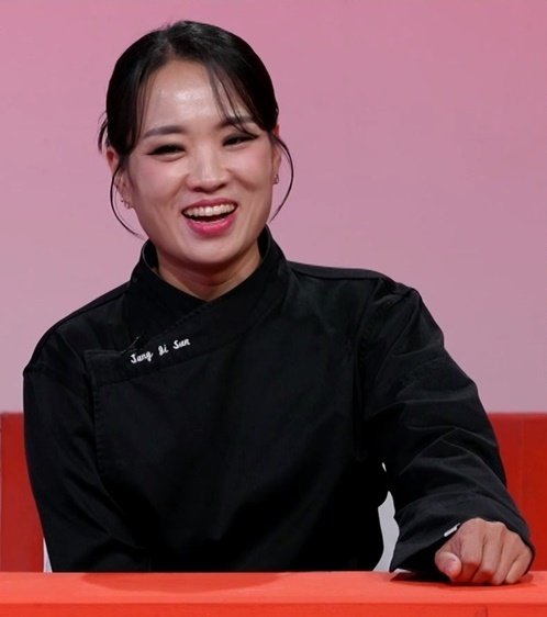 정지선 셰프 검은색 조리복 방송 스튜디오 웃는 모습 17