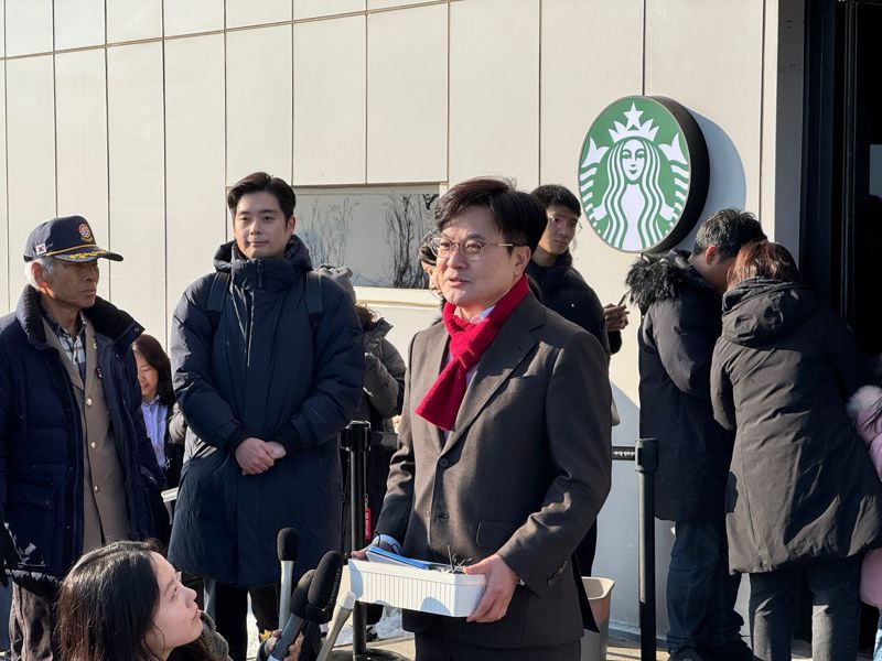 29일 애기봉평화생태공원 전망대에서 김병수 김포시장이 취재진들 질문에 답하고 있다. /사진=노진균 기자