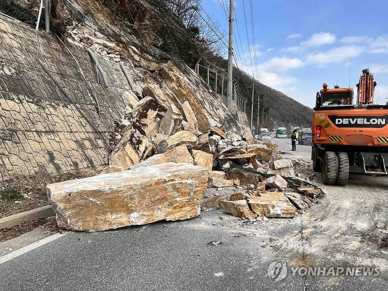 "낙석 150t 와르르"...춘천 국도 46호선 등선폭포~강촌삼거리 전면 통제