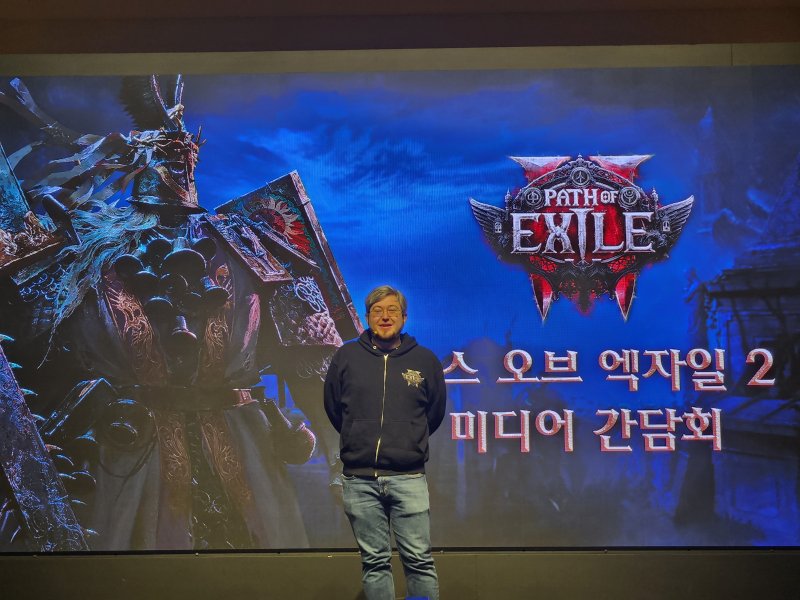 조나단 로저스 그라인딩 기어 게임즈 총괄 디렉터가 패스 오브 엑자일2를 소개하고 있다.(게임기자단 제공)