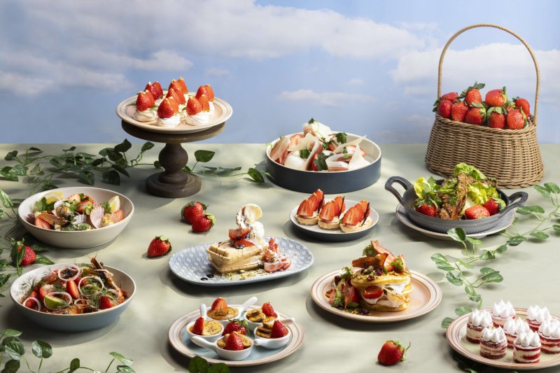 [서울=뉴시스] 반얀트리 서울 '베리 베리 베리 디저트 뷔페'. (사진= 반얀트리 클럽 앤 스파 서울 제공)