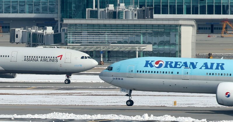 지난 11월 29일 인천국제공항 활주로에서 대한항공·아시아나항공 항공기가 오가고 있다. 뉴시스