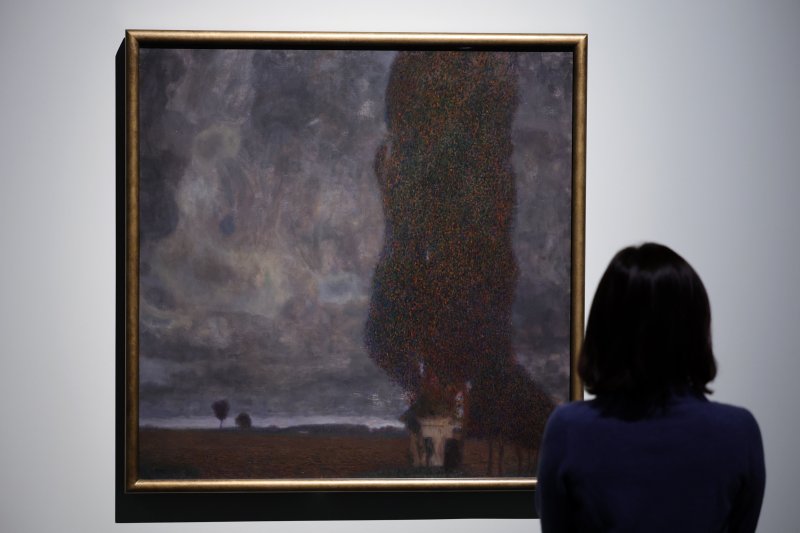 29일 오전 서울 용산구 국립중앙박물관에서 열린 '비엔나 1900, 꿈꾸는 예술가들-구스타프 클림트부터 에곤 실레까지' 언론공개회에서 관계자들이 작품을 살펴보고 있다. 이번 전시회에는 오스트리아 레오폴미술관의 대표 소장품 중 191점이 관람객에게 소개된다. 2024.11.29/뉴스1 ⓒ News1 황기선 기자