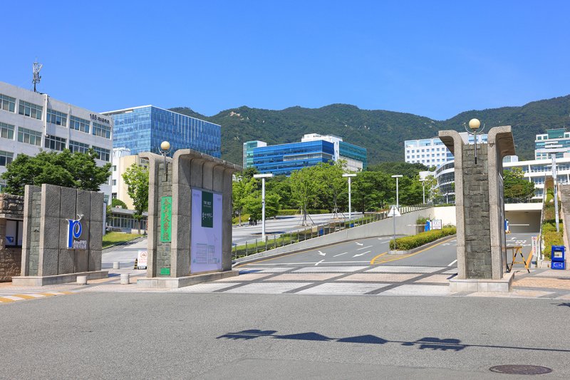 부산대학교 정문. 부산대 제공