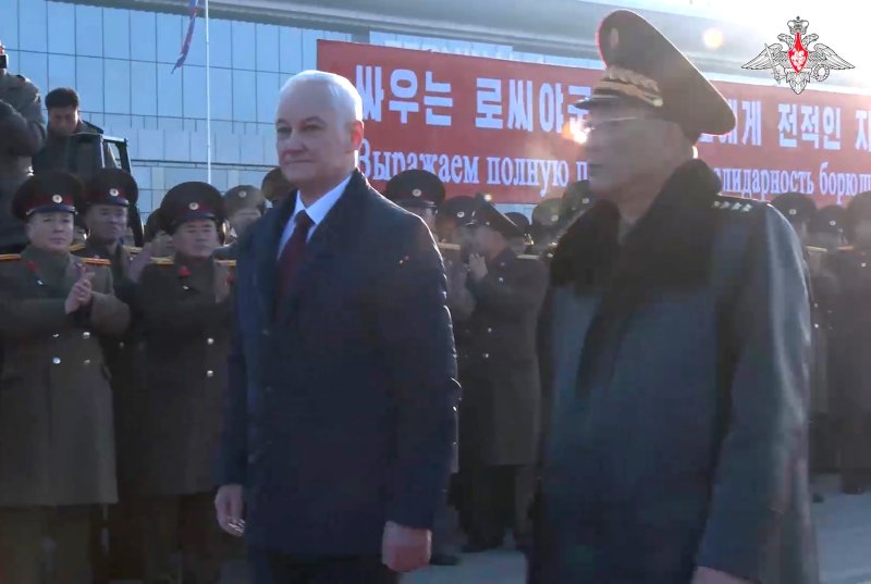 29일 북한 평양 외곽의 순안 국제공항에서 안드레이 벨로우소프 러시아 국방장관(왼쪽)과 노광철 북한 국방상이 환영 인파 옆을 지나고 있다.타스연합뉴스