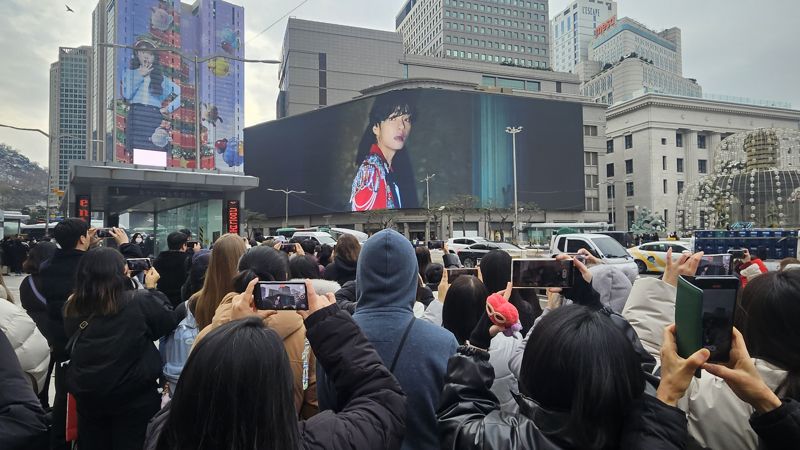 29일 오후 2시 서울 중구 명동 신세계백화점 본점 외벽의 미디어파사드에서 방탄소년단 소속 '뷔'의 신곡 'Winter Ahead'의 뮤직비디오를 공개했다. 사진=노유정 기자