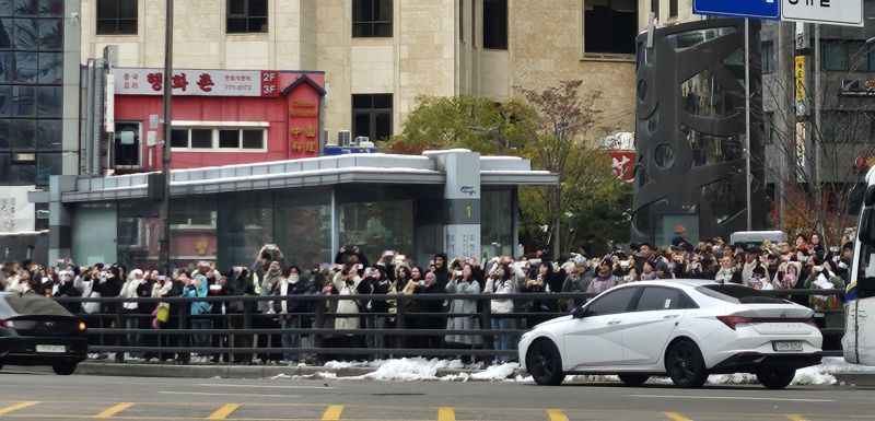 29일 오후 2시 서울 중구 명동 신세계백화점 본점 외벽의 미디어파사드에서 방탄소년단 소속 '뷔'의 신곡 'Winter Ahead'의 뮤직비디오를 공개해 사람들이 몰렸다. 사진=노유정 기자