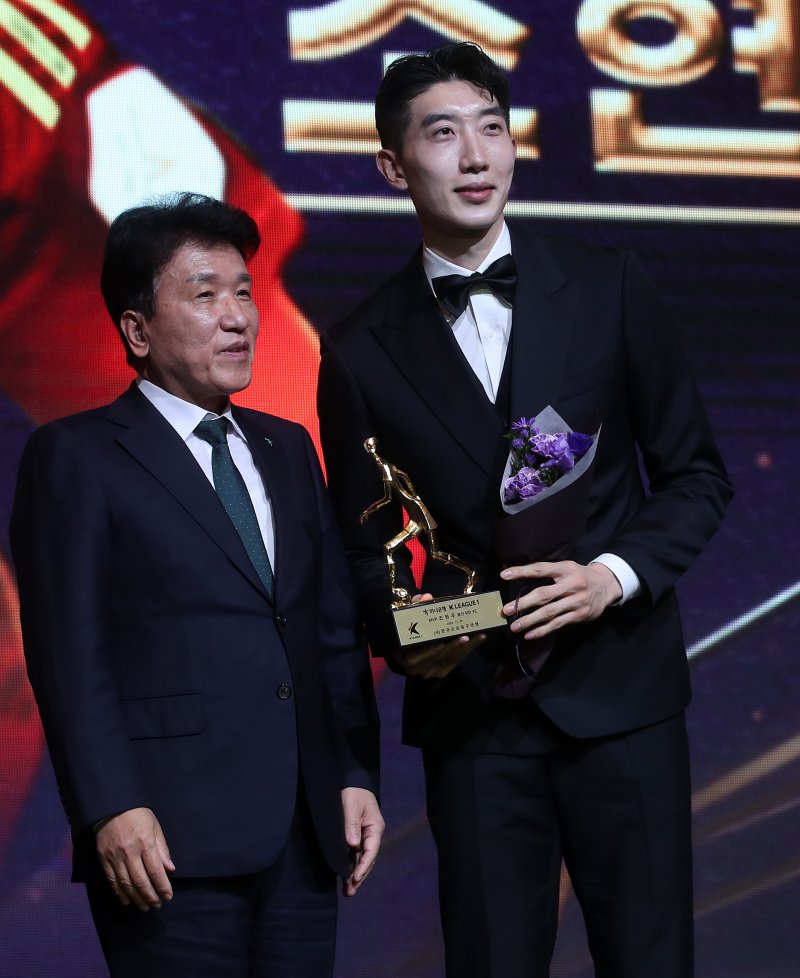 조현우(울산HD)가 29일 오후 서울 서대문구 스위스그랜드호텔에서 열린 프로축구 '하나은행 K리그 2024 대상 시상식'에서 K리그1 MVP를 수상한 후 트로피를 들고 기념촬영을 하고 있다. 2024.11.29/뉴스1 ⓒ News1 오대일 기자