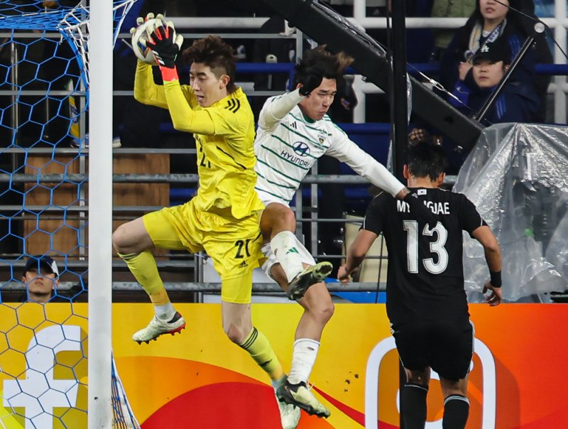 12일 오후 울산 문수축구경기장에서 열린 2023-2024아시아축구연맹(AFC) 챔피언스리그 8강 2차전 울산 HD FC와 전북 현대 모터스의 경기, 울산 골키퍼 조현우가 공중볼을 처리하고 있다. 2024.3.12/뉴스1 ⓒ News1 김도우 기자