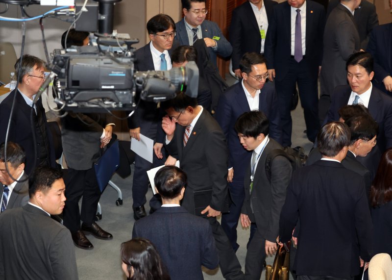 [서울=뉴시스] 고승민 기자 = 최상목 경제부총리 겸 기획재정부 장관 등 국무위원들이 29일 서울 여의도 국회에서 열린 제418회 국회(정기회) 제13차 예산결산특별위원회에서 감액된 내년도 예산안이 통과된 후 산회하자 회의장을 나서고 있다. 2024.11.29. kkssmm99@newsis.com