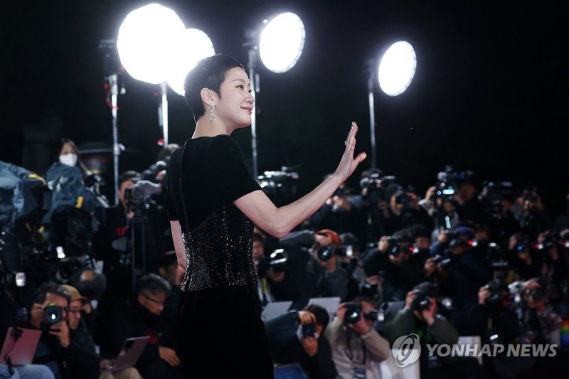 팬들에게 인사하는 김고은 (출처=연합뉴스)