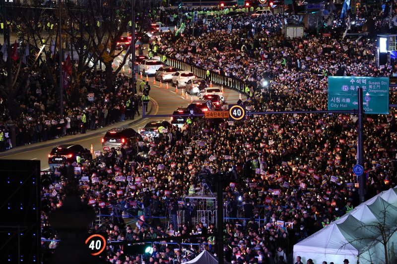 23일 서울 광화문광장 앞 도로에서 '김건희·윤석열 국정농단 규탄·특검 촉구 제4차 국민행동의 날'집회가 펼쳐지고 있다. 2024.11.23/뉴스1 ⓒ News1 김도우 기자