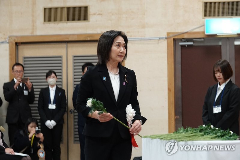 '사도광산 추도식'서 헌화하는 이쿠이나 일본 정무관 (출처=연합뉴스)