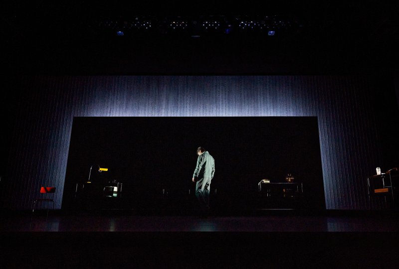 [서울=뉴시스] 연극 '타인의 삶'. (사진=프로젝트그룹일다 제공) photo@newsis.com *재판매 및 DB 금지