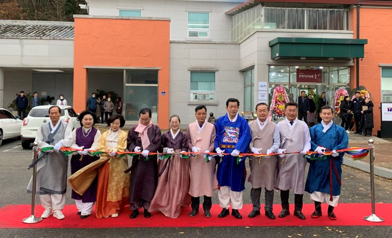 전남도는 지난 29일 서형빈 보성군 부군수, 김경열 보성군의회 의장, 한국공예·디자인문화진흥원 관계자 등 주요 인사와 지역주민 200여명이 참석한 가운데 '전남 한복문화 창작소' 개소식을 개최했다. 전남도 제공