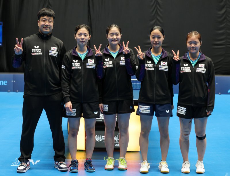 [서울=뉴시스] 2024 국제탁구연맹(ITTF) 세계청소년선수권대회 19세 이하(U-19) 여자단체전에서 우승한 한국. 왼쪽부터 여인호 코치, 박가현,(대한항공) 김태민, 최나현(이상 호수돈여고), 유예린(화성도시공사 유소년팀). (사진=대한탁구협회 제공) *재판매 및 DB 금지