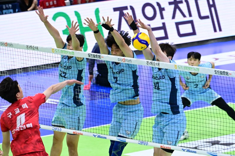 [서울=뉴시스] 프로배구 한국전력 구교혁(왼쪽)이 수원체육관에서 열린 도드람 2024~2025 V-리그 남자부 경기에서 우리카드를 상대로 공격을 시도했으나, 우리카드 김지한(오른쪽)의 블로킹에 막히고 있다. (사진=KOVO 제공) 2024.11.30. *재판매 및 DB 금지