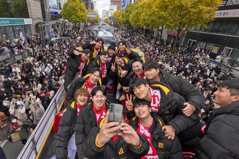 [광주=뉴시스] 이영주 기자 = 30일 오후 광주 동구 금남로에서 열린 2024 KIA타이거즈 한국시리즈 우승 축하 카퍼레이드 행사, KIA 타이거즈 선수단이 기념사진을 찍고 있다. 2024.11.30. leeyj2578@newsis.com