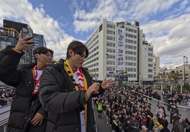 [광주=뉴시스] 이영주 기자 = 30일 오후 광주 동구 금남로에서 열린 2024 KIA타이거즈 한국시리즈 우승 축하 카퍼레이드 행사, 김도영 선수가 팬들을 향해 손을 흔들고 있다. 2024.11.30. leeyj2578@newsis.com