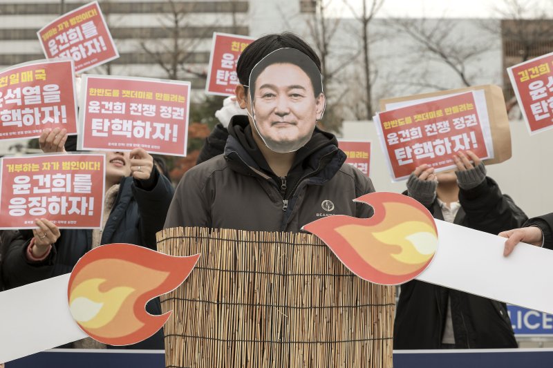 [서울=뉴시스] 정병혁 기자 = 30일 서울 용산구 대통령실 인근에서 열린 윤석열 탄핵 전쟁 반대 대학생 실천단 기자회견에서 대학생들이 상징의식을 하고 있다. 2024.11.30. jhope@newsis.com