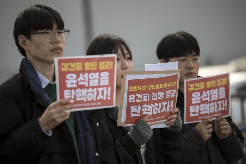 [서울=뉴시스] 정병혁 기자 = 30일 서울 용산구 대통령실 인근에서 열린 윤석열 탄핵 전쟁 반대 대학생 실천단 기자회견에서 대학생들이 피켓을 들고 있다. 2024.11.30. jhope@newsis.com