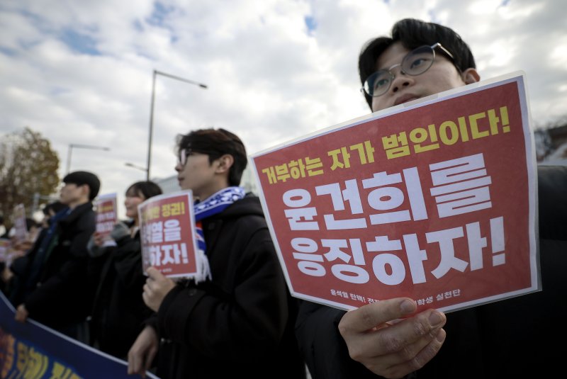 [서울=뉴시스] 정병혁 기자 = 30일 서울 용산구 대통령실 인근에서 열린 윤석열 탄핵 전쟁 반대 대학생 실천단 기자회견에서 대학생들이 피켓을 들고 구호를 외치고 있다. 2024.11.30. jhope@newsis.com