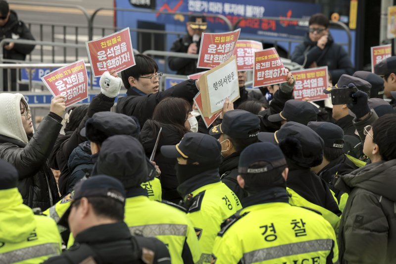 [서울=뉴시스] 정병혁 기자 = 30일 서울 용산구 대통령실 인근에서 열린 윤석열 탄핵 전쟁 반대 대학생 실천단 기자회견을 마친 대학생들이 항의서한문 전달을 위해 이동하던 도중 경찰에 가로막혀 있다. 2024.11.30. jhope@newsis.com