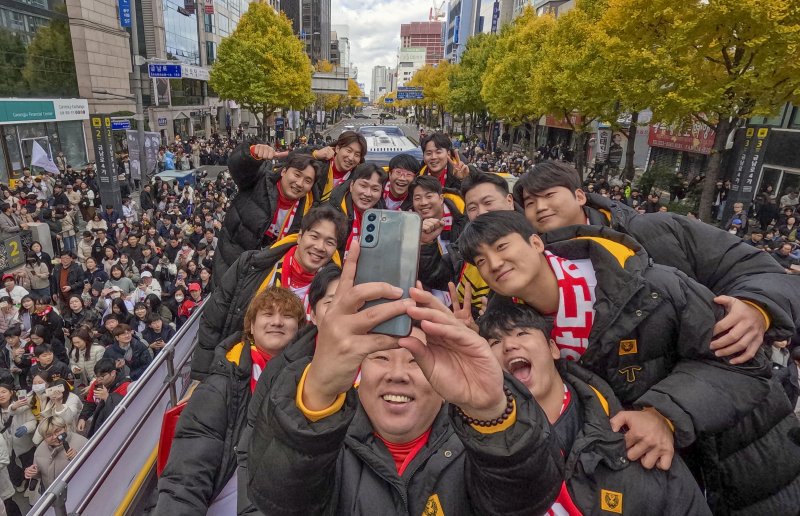 [광주=뉴시스] 이영주 기자 = 30일 오후 광주 동구 금남로에서 열린 2024 KIA타이거즈 한국시리즈 우승 축하 카퍼레이드 행사, KIA 타이거즈 선수단이 기념사진을 찍고 있다. 2024.11.30. leeyj2578@newsis.com