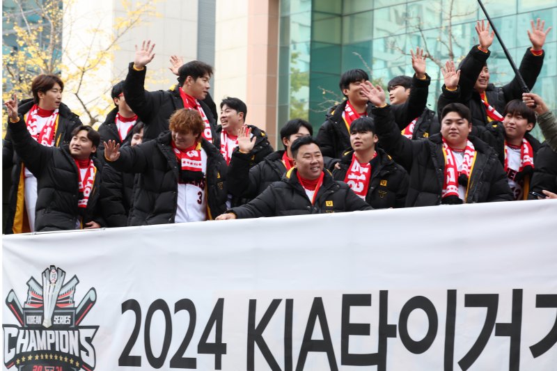 광주광역시와 KIA는 30일 오후 2시 동구 금남로5가역부터 5·18 민주광장까지 1.2km 구간에서 KIA 타이거즈의 통산 12번째 우승을 축하하는 카퍼레이드를 열었다. 이범호 감독을 비롯한 양현종, 나성범, 김도영 등 KIA의 간판 선수단이 2층버스를 타고 시민들에게 감사 인사를 전하고 있다. 2024.11.30/뉴스1 ⓒ News1 김태성 기자