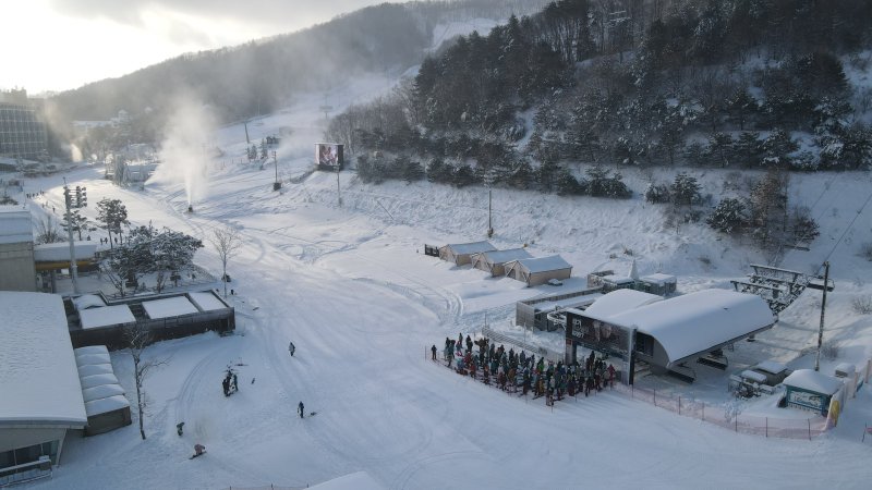 29일 올 겨울 시즌 스키장 운영을 시작한 강원 평창 휘닉스 스노우파크에서 스키어들이 줄을 서 있다. (휘닉스파크 제공) 2024.11.29/뉴스1 ⓒ News1 윤왕근 기자