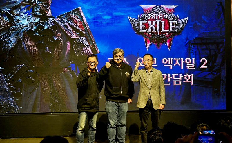 [서울=뉴시스]오동현 기자 = 카카오게임즈는 29일 서울 성수동에서 '패스 오브 엑자일 2'의 국내 미디어 간담회를 개최했다. 사진 오른쪽부터 카카오게임즈의 한상우 대표와 그라인딩 기어게임즈의 개발 총괄 조나단 로저스. odong85@newsis.com