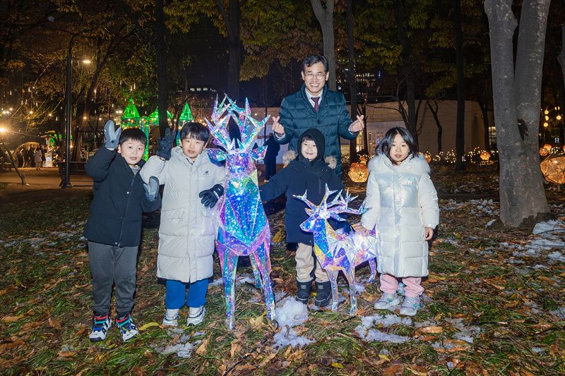 지난달 29일 양천 비체나라 페스티벌 점등행사에 방문한 어린이들과 이기재 구청장 모습. 양천구 제공