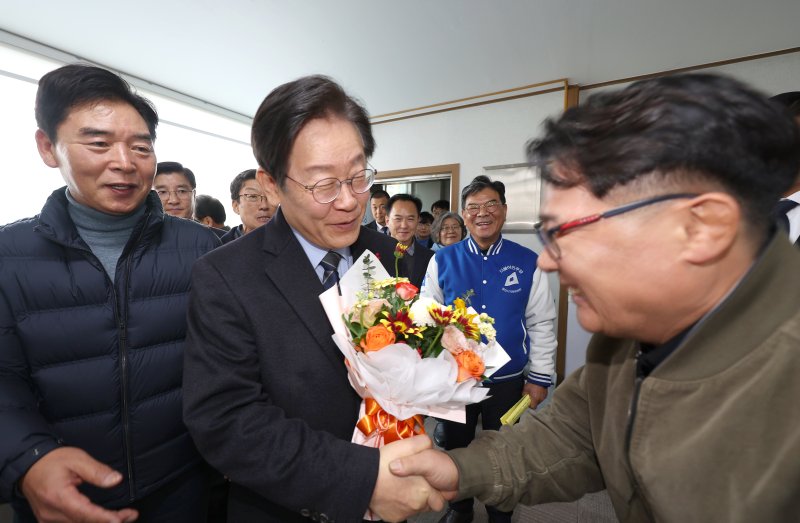 포항서 꽃다발 받는 이재명 대표 (포항=연합뉴스) 윤관식 기자 = 더불어민주당 이재명 대표가 1일 오후 경북 포항시 북구 죽도동 포항시전통시장상인연합회 사무실에서 열린 포항 전통시장 상인회 간담회에 앞서 상인에게 꽃다발을 전달받고 있다. 2024.12.1 psik@yna.co.kr (끝)