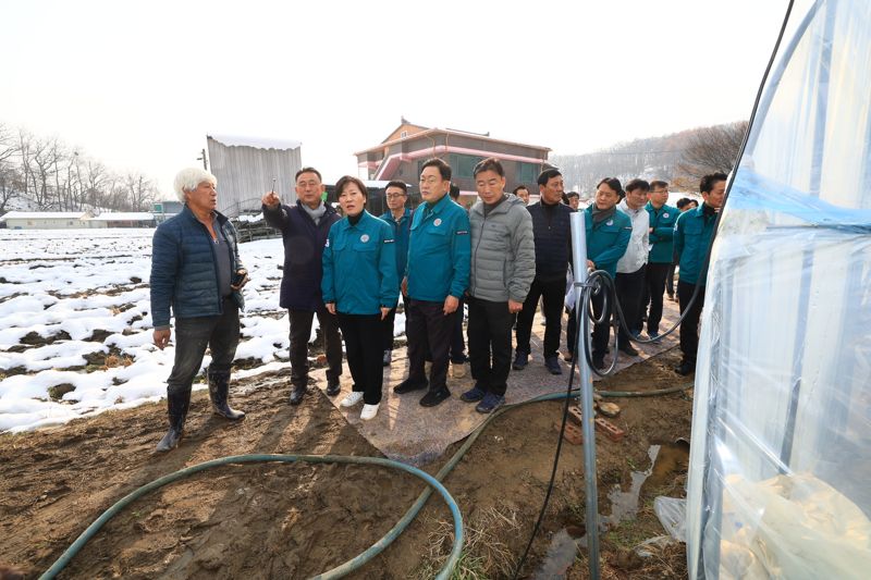 대설피해 농가 찾은 송미령 장관 "피해시설 보험료&middot;복구비 신속 지원"